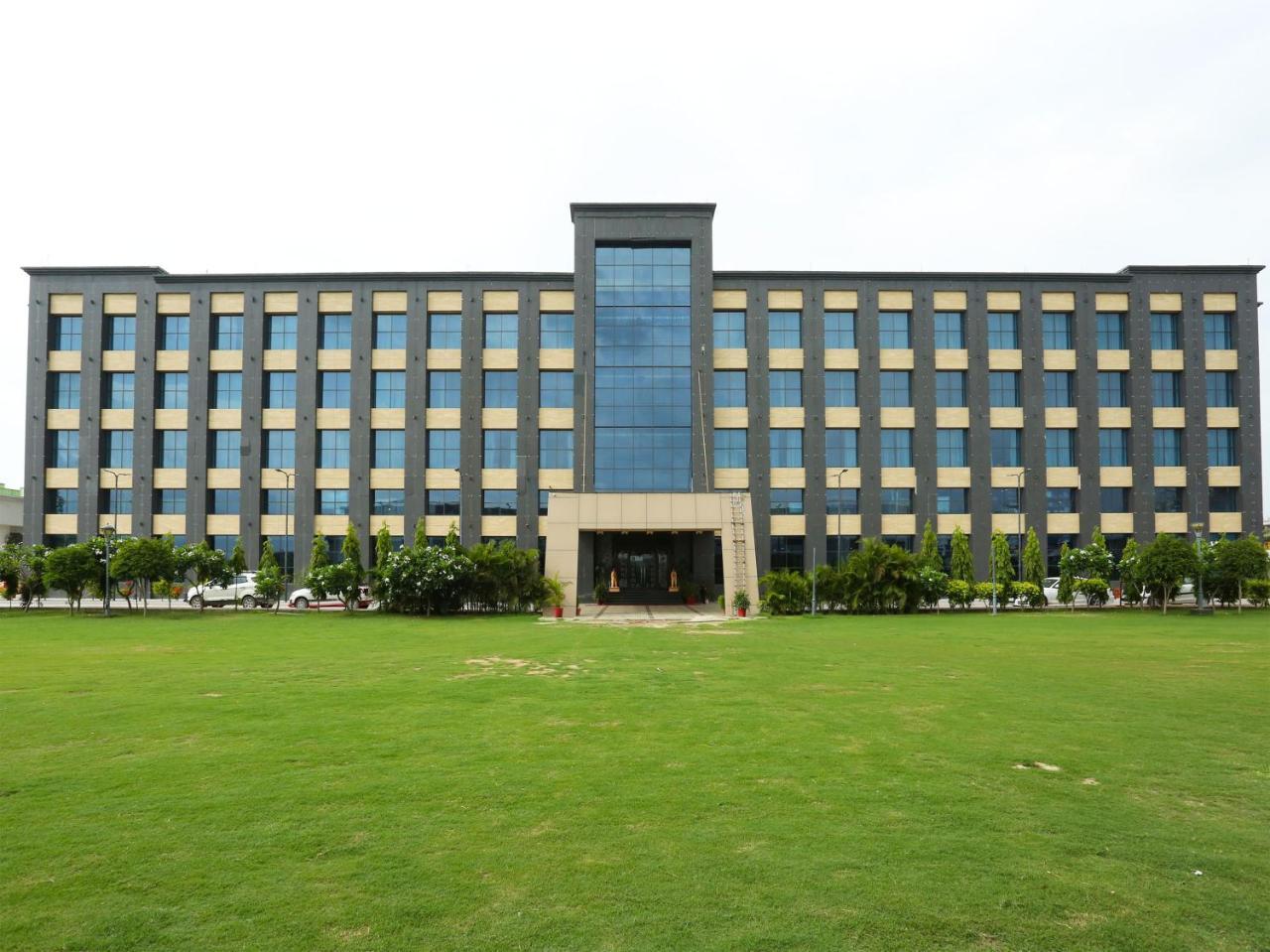 Golden Blossom Imperial Resorts Lucknow Esterno foto
